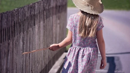 Kto zapłaci za płot postawiony między posesjami?