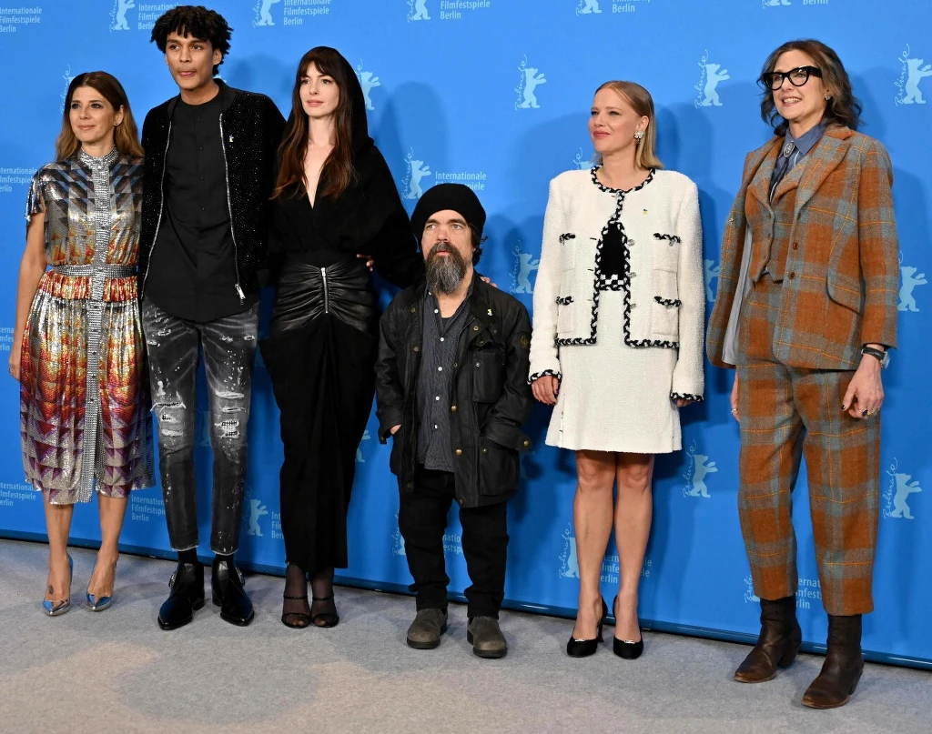 Marisa Tomei, Evan Ellison, Anne Hathaway, Peter Dinklage, Joanna Kulig i reżyserka Rebecca Miller. Marisa Tomei, Evan Ellison, Anne Hathaway, Peter Dinklage, Joanna Kulig i reżyserka Rebecca Miller.