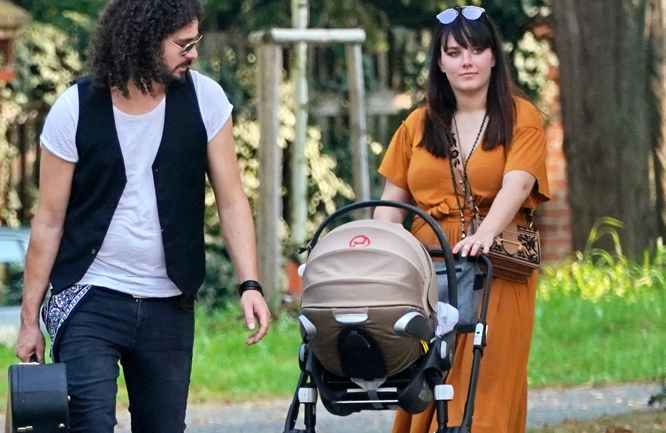 Ewa Farna z mężem i dzieckiem na spacerze Ewa Farna z mężem i dzieckiem na spacerze