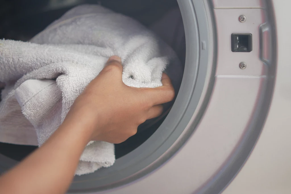 Białe ręczniki wymagają specjalnego traktowania podczas prania