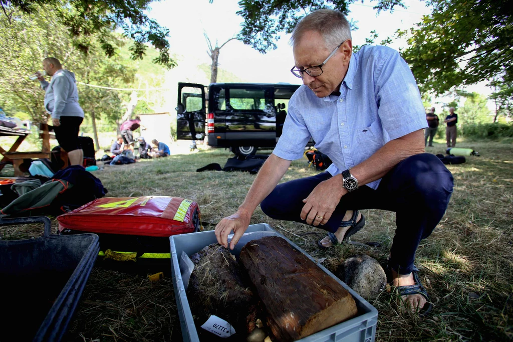 Szwajcarski archeolog Albert Hafner identyfikuje obiekty odkryte w pobliżu linii brzegowej wioski Lin w wodach Jeziora Ochrydzkiego