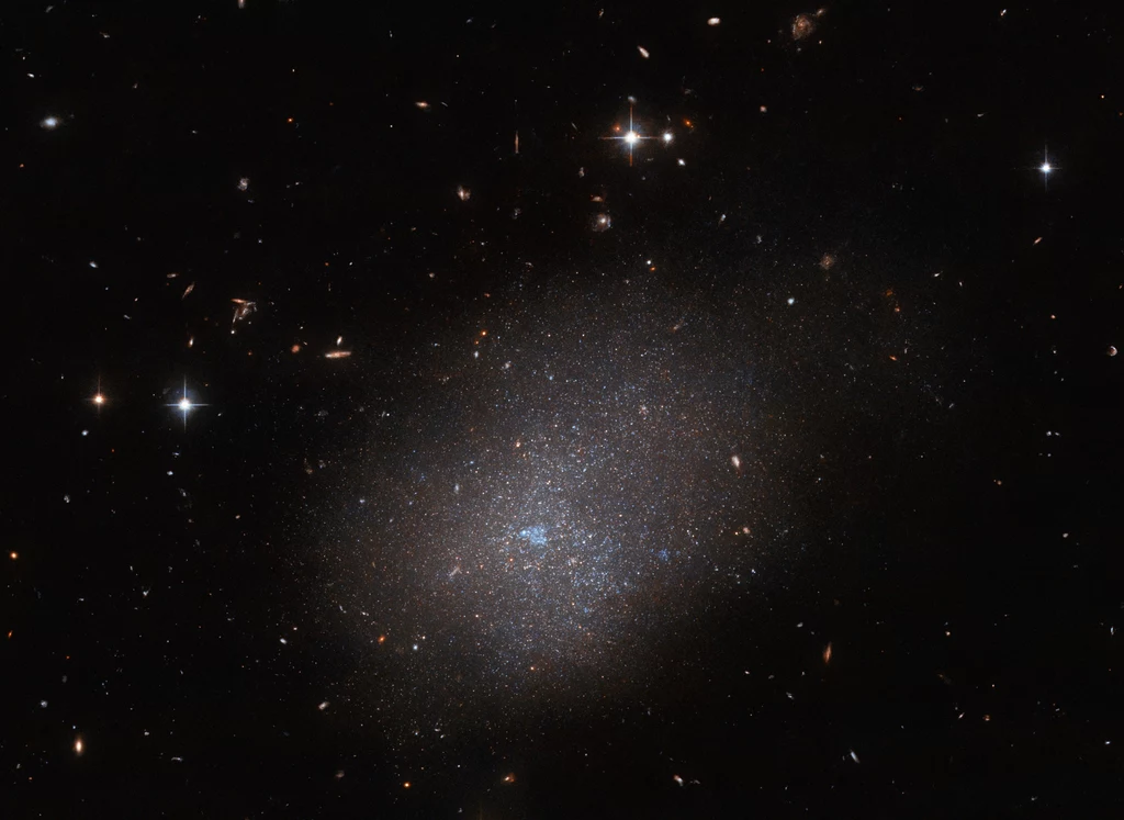 Galaktyka ESO 300-16 widziana przez Kosmiczny Teleskop Hubble'a