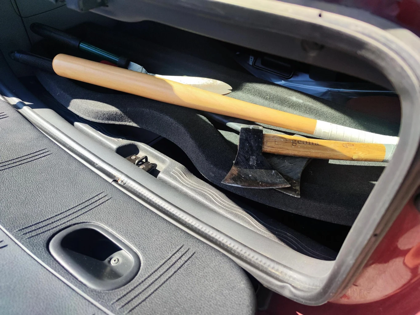 Przepisy zakazują przewożenia w samochodzie przedmiotów ostrych lub szpiczastych