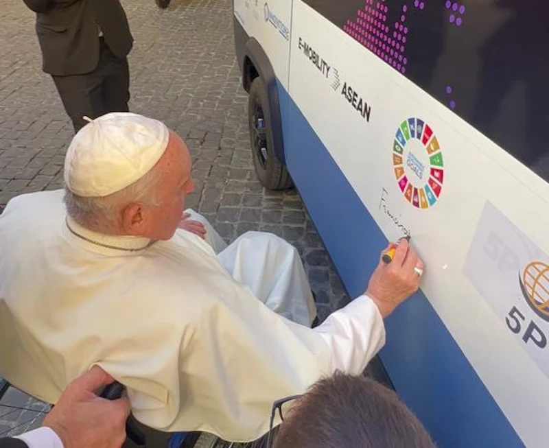 Papież Franciszek złożył autograf na polskim samochodzie elektrycznym Evan z Innovation AG Papież Franciszek złożył autograf na polskim samochodzie elektrycznym Evan z Innovation AG