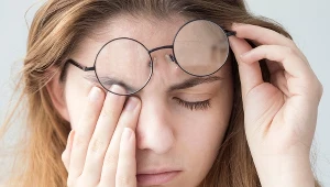 W niektórych przypadkach, gdy łzawienie oczu nie ustępuje, konieczna jest wizyta u okulisty. Jakie są najczęstsze przyczyny łzawienia oczu?