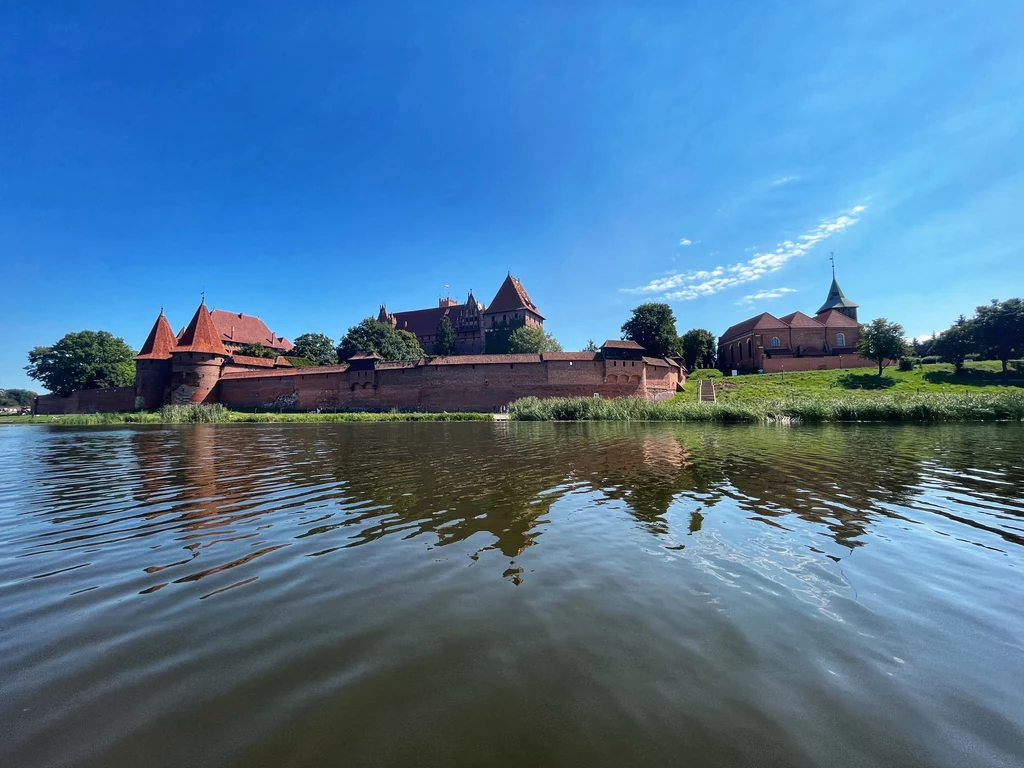 Wybierając się na kajak lub rowerek wodny w Malborku, można podziwiać krzyżacki zamek z innej perspektywy 