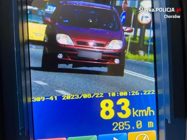 W leciwym Renault rzucił się do ucieczki 