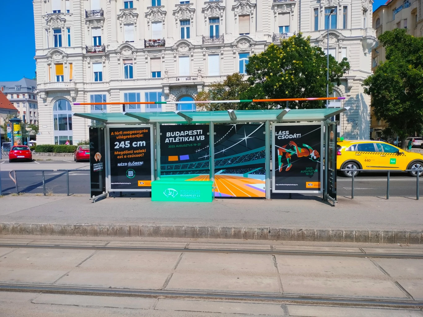 Jeden z przystanków tramwajowych w Budapeszcie. To akurat Marcius 15 Jeden z przystanków tramwajowych w Budapeszcie. To akurat Marcius 15