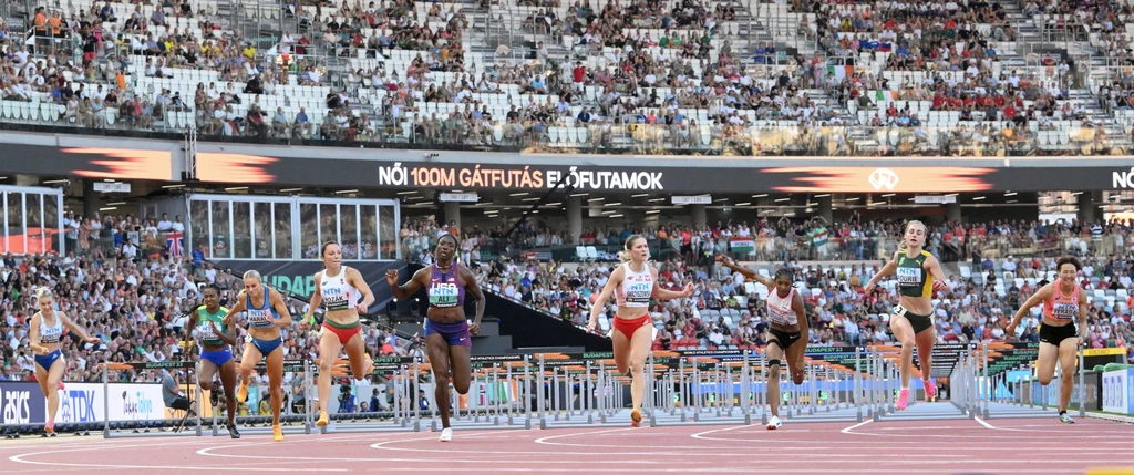 Pia Skrzyszowska w biegu na 100 m przez płotku, obok niej Nia Ali Pia Skrzyszowska w biegu na 100 m przez płotku, obok niej Nia Ali