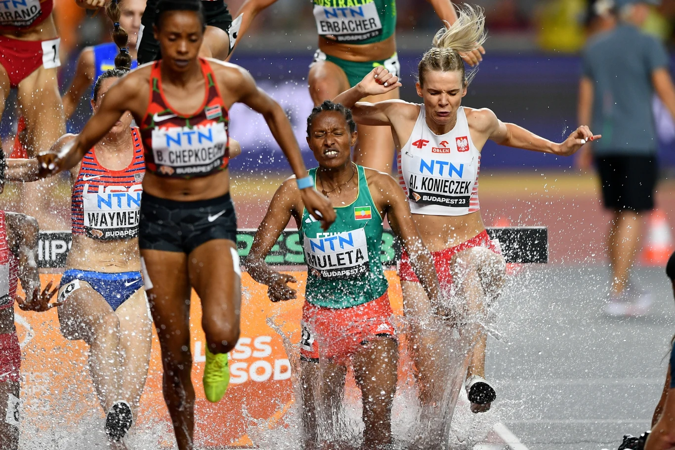 Aneta Konieczek w swoim biegu eliminacyjnym na 3000 m z przeszkodami Aneta Konieczek w swoim biegu eliminacyjnym na 3000 m z przeszkodami