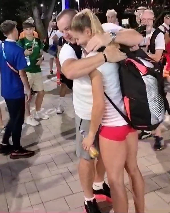 Trener Marek Rożej wyściskła Natalię Kaczmarek