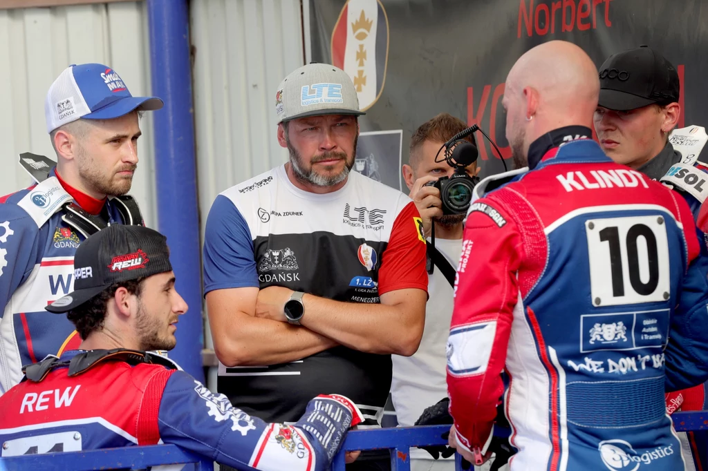Narada w drużynie Wybrzeża. Eryk Jóźwiak w środku a po bokach Daniel Kaczmarek i Nicolai Klindt.