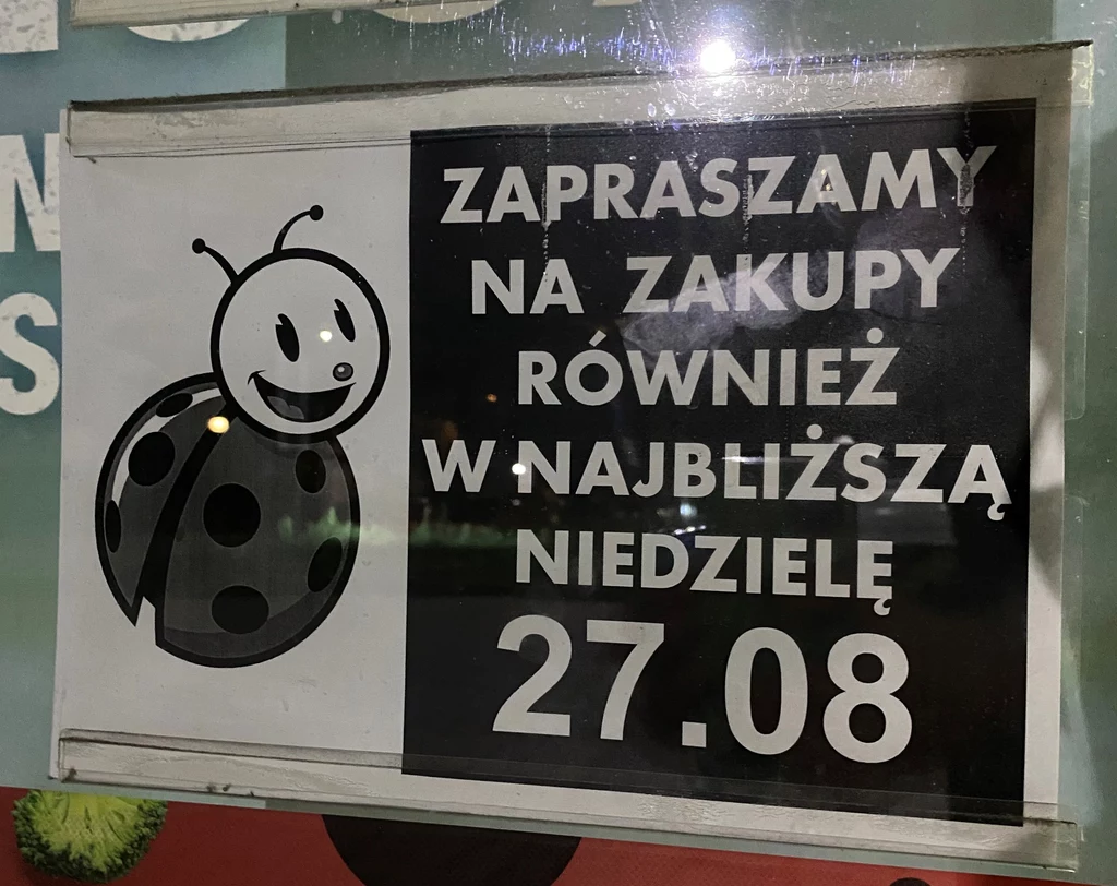 Komunikat o zakazie handlu, który można znaleźć na drzwiach wejściowych do sklepu Biedronka. Komunikat o zakazie handlu, który można znaleźć na drzwiach wejściowych do sklepu Biedronka.