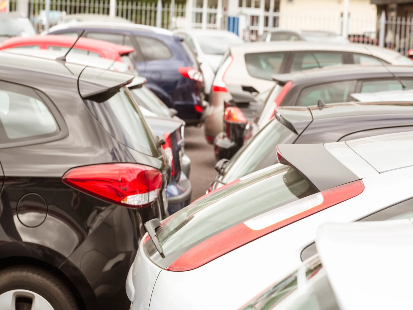Ciasne miejsce parkingowe to ryzyko, że po powrocie na aucie będą nowe "blizny"
