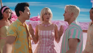 Simu Liu, Margot Robbie i Ryan Gosling w scenie z "Barbie"