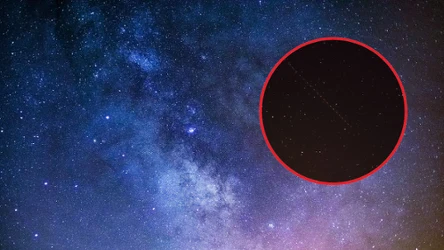 Grupa satelitów systemu Starlink przelatująca przez nocne niebo (zdjęcie w miniaturze)