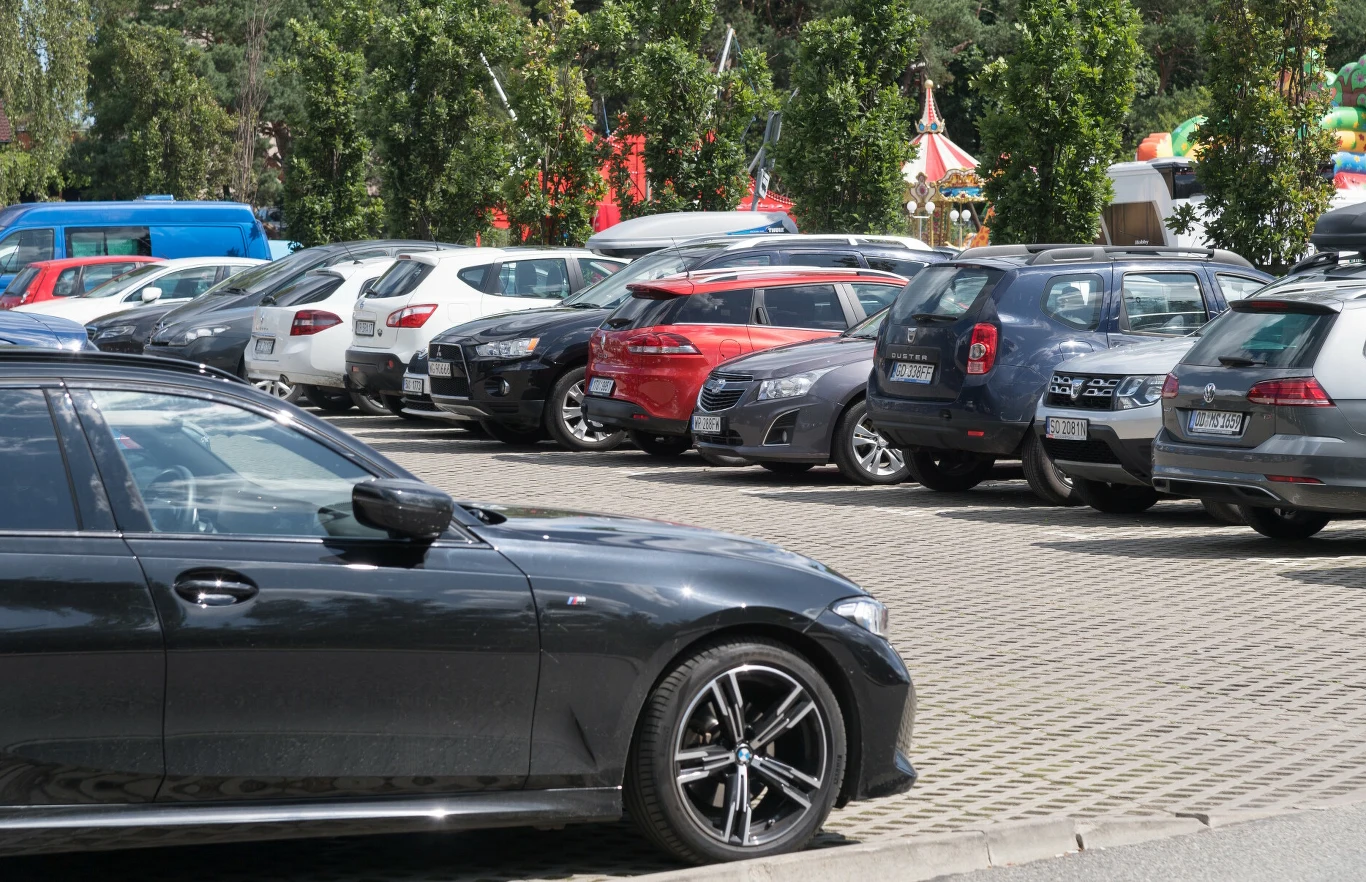 Biały, czarny i złoty - te kolory wiążą się z najszybszą utratą wartości samochodu.