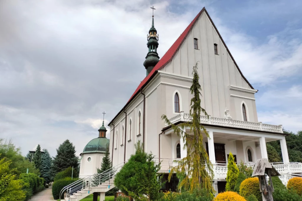 Mało rozpoznawalna wieś w Polsce, która jest miejscem kultu religijnego