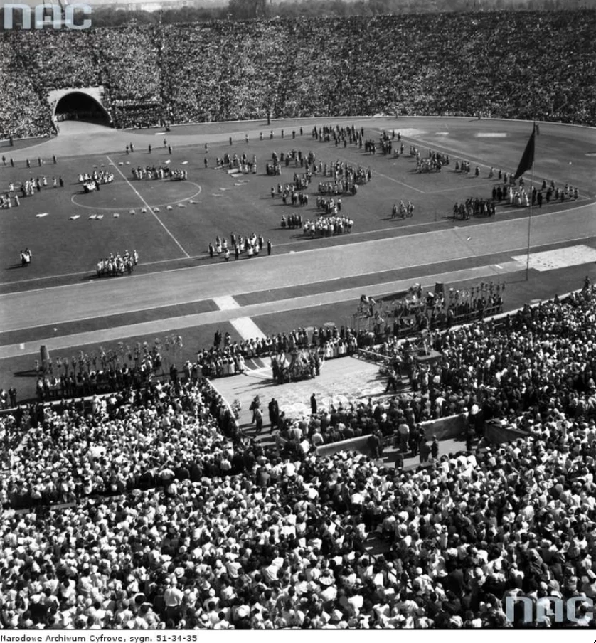 Centralne Dożynki w Warszawie 1958. Widok ogólny Stadionu X-lecia z góry podczas pokazów grup regionalnych