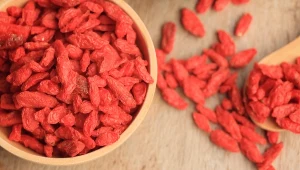 Te czerwone owoce działają cuda. Wystarczy niewielka porcja