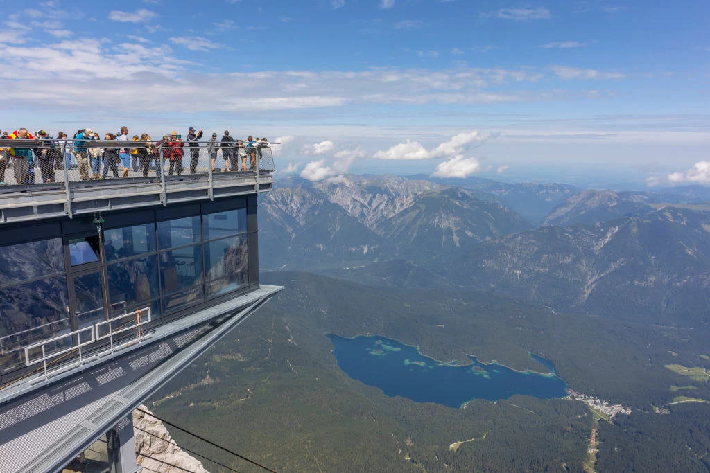 Widok na jezioro Eibsee z najwyższego górskiego szczytu w Niemczech - Zugspitze