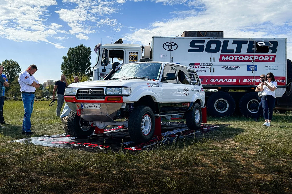 Polska Toyota Land Cruiser jedzie na rajd Dakar Classic