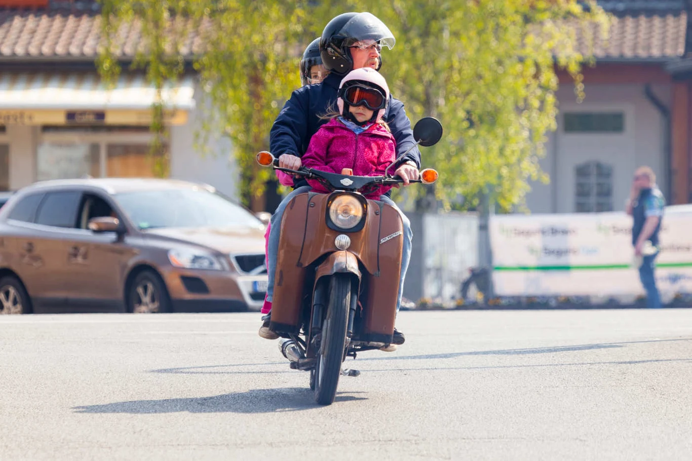 Dziecko - bez względu na wiek i wzrost - musi zajmować miejsce pasażera. Sposób jazdy na zdjęciu jest niezgodny z prawem. Na motocykl można zabrać nawet malucha, ale wiąże się to z pewnymi ograniczeniami