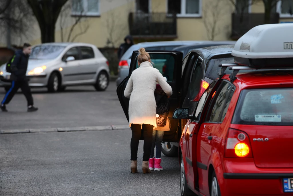 Walka o miejsca parkingowe pod szkołą to powszechny obraz. Jak uniknąć mandatu za złe parkowanie?