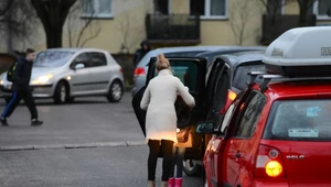 Walka o miejsca parkingowe pod szkołą to powszechny obraz. Jak uniknąć mandatu za złe parkowanie?