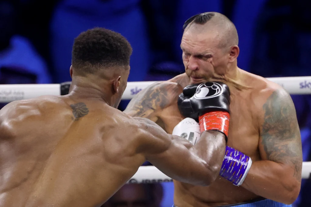 Ołeksandr Usyk w starciu z Anthonym Joshuą pokazał też, że ma twardą szczękę i potrafi przyjąć mocny cios Ołeksandr Usyk w starciu z Anthonym Joshuą pokazał też, że ma twardą szczękę i potrafi przyjąć mocny cios