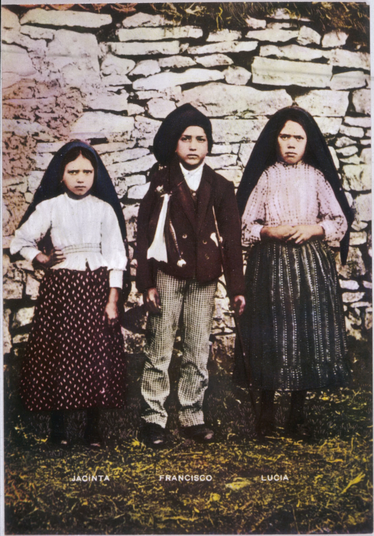 Trójka dzieci: Hiacynta, Franciszek i Łucja, które widziały wizję Fatimską w Portugalii. Data: 1917 Trójka dzieci: Hiacynta, Franciszek i Łucja, które widziały wizję Fatimską w Portugalii. Data: 1917