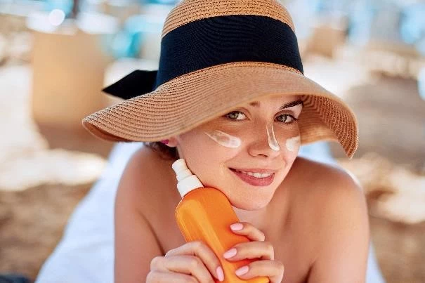Każda kobieta, która chce opóźnić proces starzenia się skóry, krem z filtrem UV powinna stosować cały rok