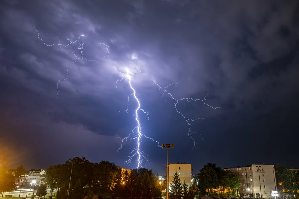 W związku ze zmianami klimatu wyładowania atmosferyczne stają się coraz gwałtowniejsze