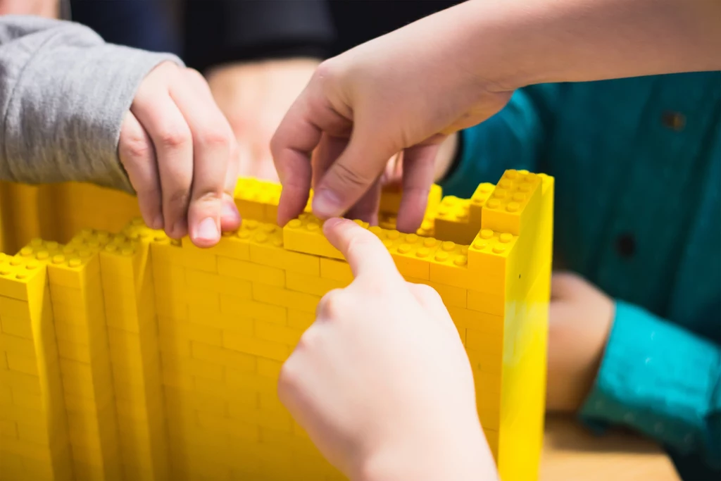 Zestaw LEGO Braille Bricks dostępny dla każdego. Pomogą w nauce alfabetu