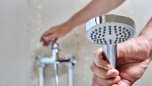 Zimne prysznice podbijają świat. Działają nie tylko na odporność