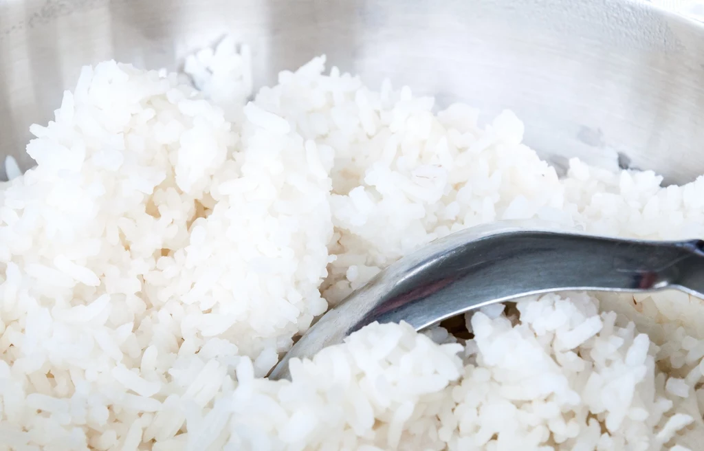 Najlepiej kupować ryż, który nie jest pakowany w plastikowe woreczki. 