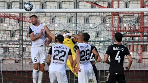 Czerwona kartka w 9. minucie debiutu. Beniaminek triumfuje w Krakowie