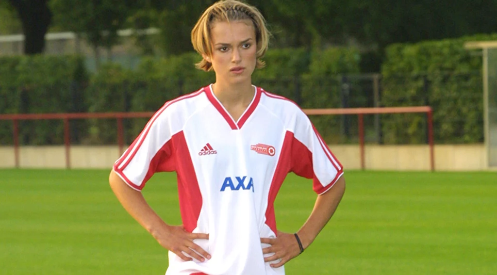 Keira Knightley na planie filmu "Podkręć jak Beckham" w 2002 r.