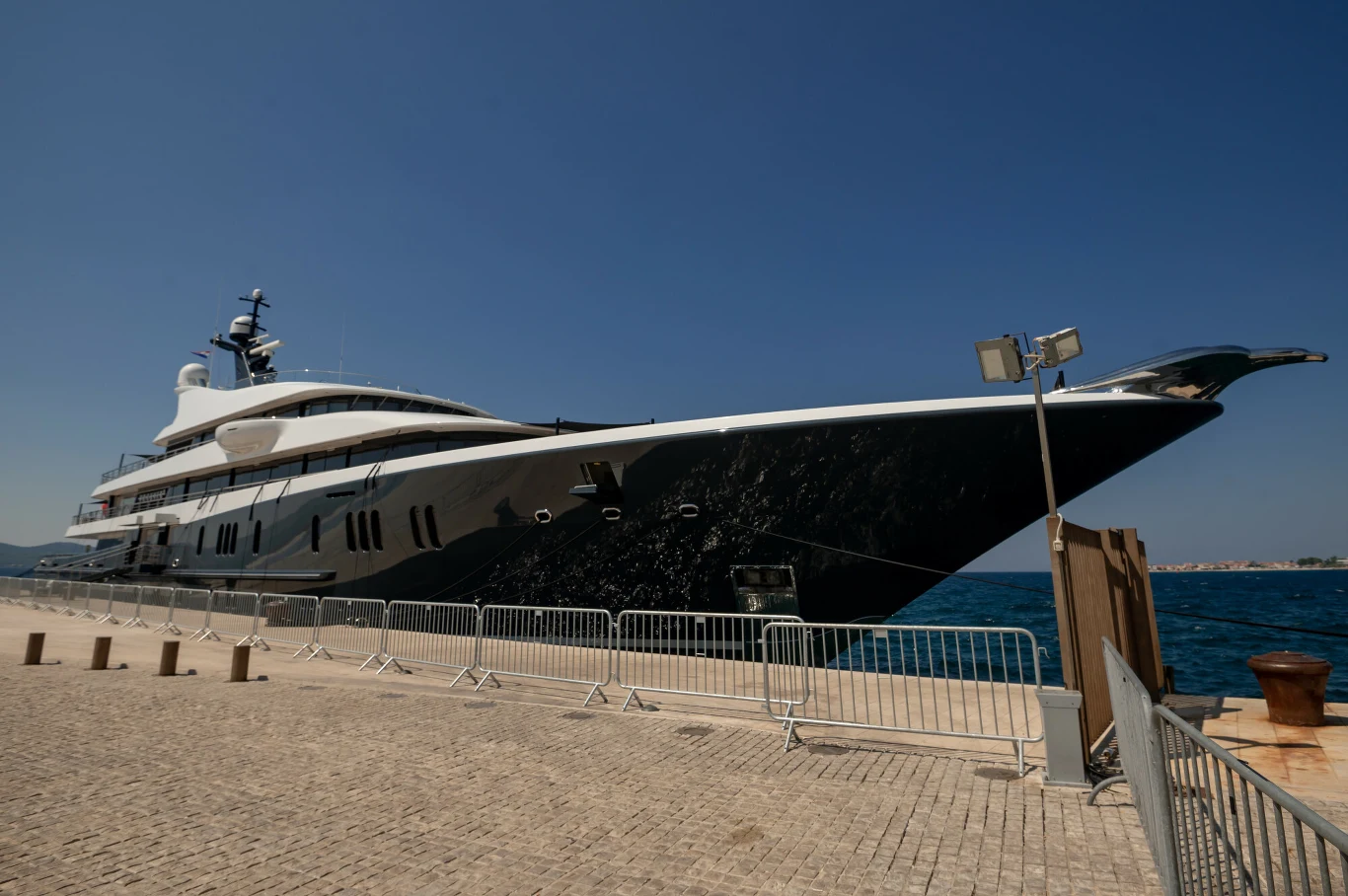 Sebastian Kulczyk wpłynął do portu na jachcie za ponad pół miliarda złotych