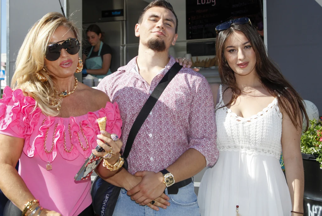 Dagmara Kaźmierska z synem Conanem i jego dziewczyną Ewą Dagmara Kaźmierska z synem Conanem i jego dziewczyną Ewą