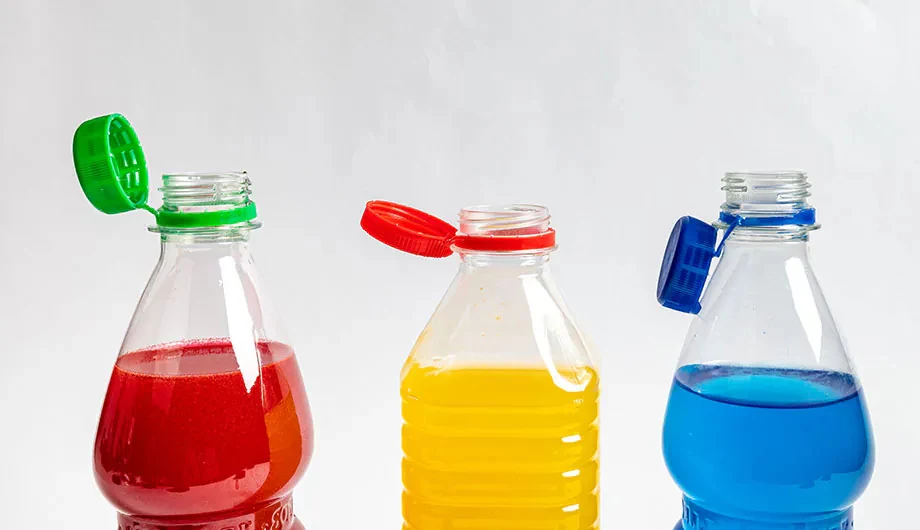 Od połowy 2024 r. wszystkie zakrętki na plastikowych opakowaniach na napoje do 3 litrów będą musiały mieć nowe zakrętki. Wszystko przez unijną dyrektywę
