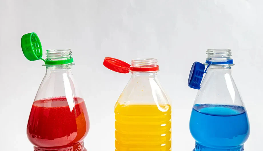 Od połowy 2024 r. wszystkie zakrętki na plastikowych opakowaniach na napoje do 3 litrów będą musiały mieć nowe zakrętki. Wszystko przez unijną dyrektywę Od połowy 2024 r. wszystkie zakrętki na plastikowych opakowaniach na napoje do 3 litrów będą musiały mieć nowe zakrętki. Wszystko przez unijną dyrektywę