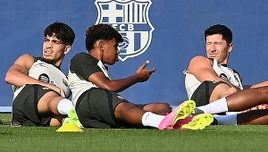Lamine Yamal (w środku) właśnie wpisał się do kronik La Liga
