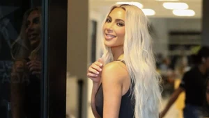 Kim Kardashian w odblaskowym bikini. Zwróciła na siebie uwagę 