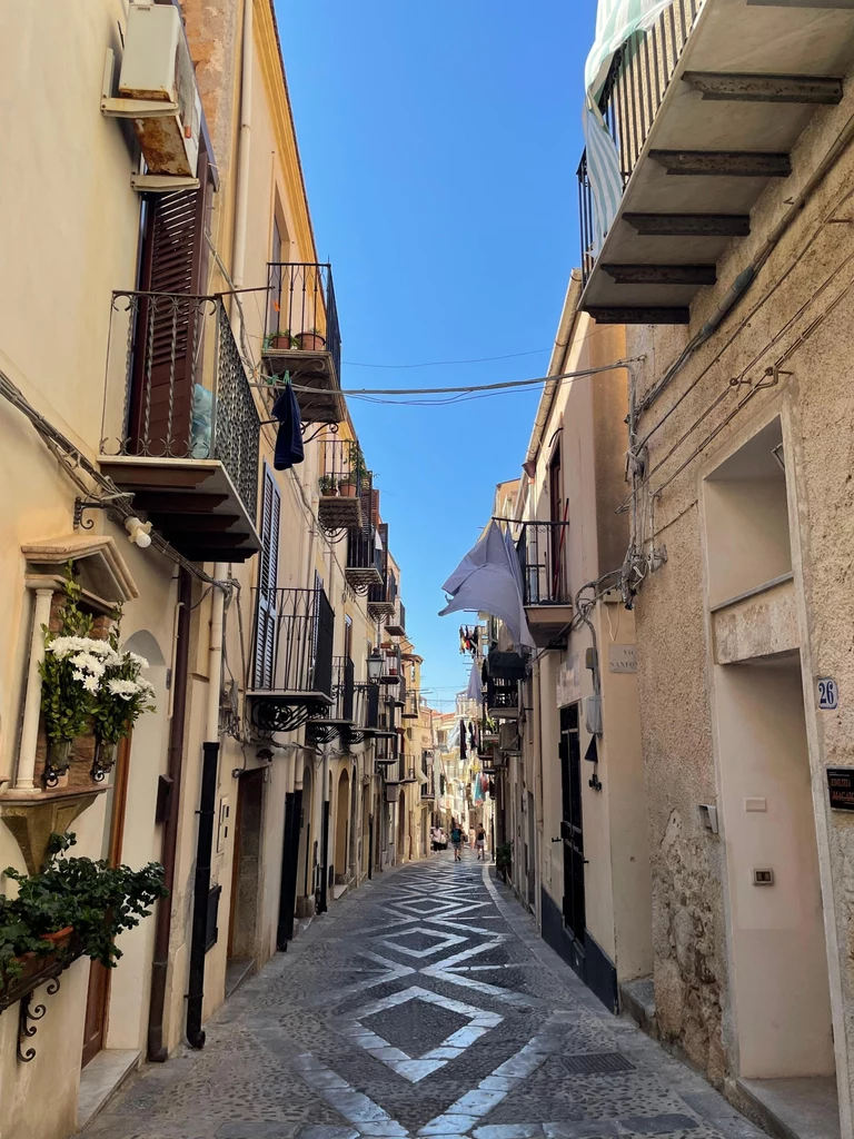 Cefalu to urokliwe miasteczko z prawdziwie południowo-włoskim klimatem 