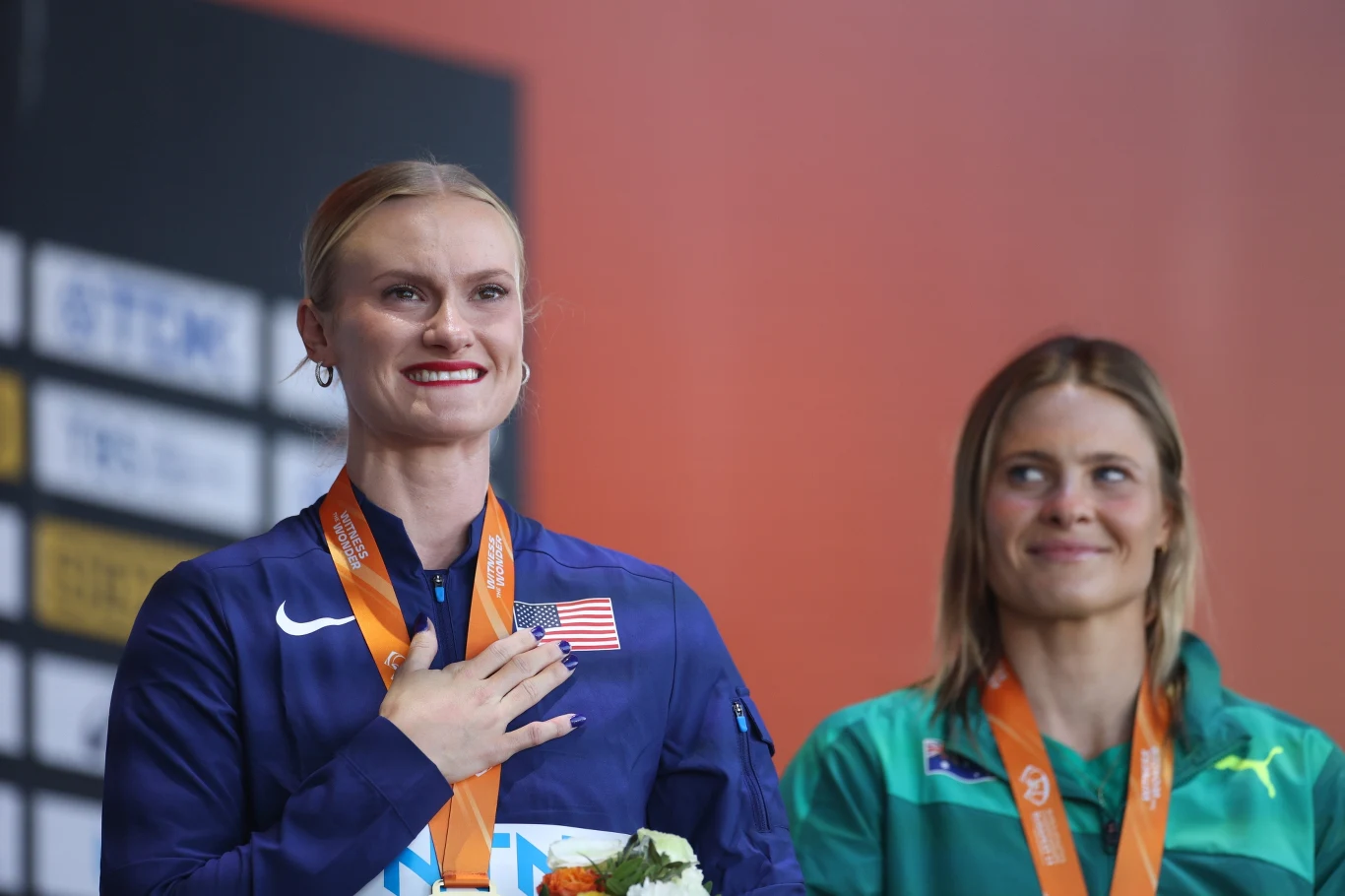 Katie Moon (po lewej) i Nina Kennedy (po prawej) podczas dekoracji na MŚ w Budapeszcie 