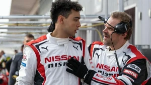 Archie Madekwe i David Harbour w scenie z "Gran Turismo"