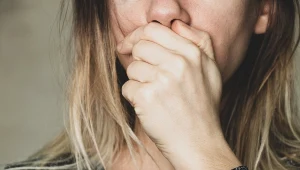 Efekt odwodnienia, ale i choroby. Dokucza w przebiegu cukrzycy i alzheimera