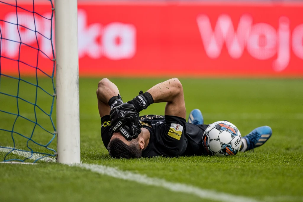 Kewin Komar podczas meczu z Wisłą Kraków Kewin Komar podczas meczu z Wisłą Kraków