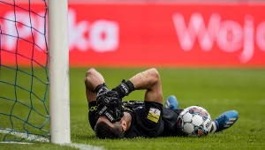 Piłkarz Ekstraklasy pobity przez kiboli. Wisła Kraków reaguje
